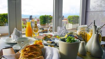 朝食 (ビュッフェ)、毎日提供 (1 名様 10 EUR)
