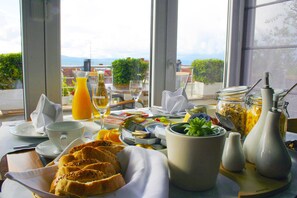 Daily buffet breakfast for a fee - Villa Azzurra (Bol)