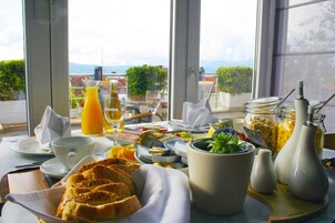 Daily buffet breakfast for a fee