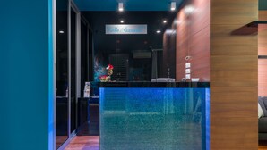 A reception desk with a glass panel, a sign reading "Villa Azzura", and a view into the interior. - Villa Azzurra (Bol)