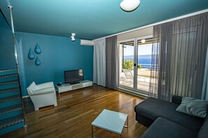 En 50-tommers Flatskjerm-TV med kabel-kanaler samt TV