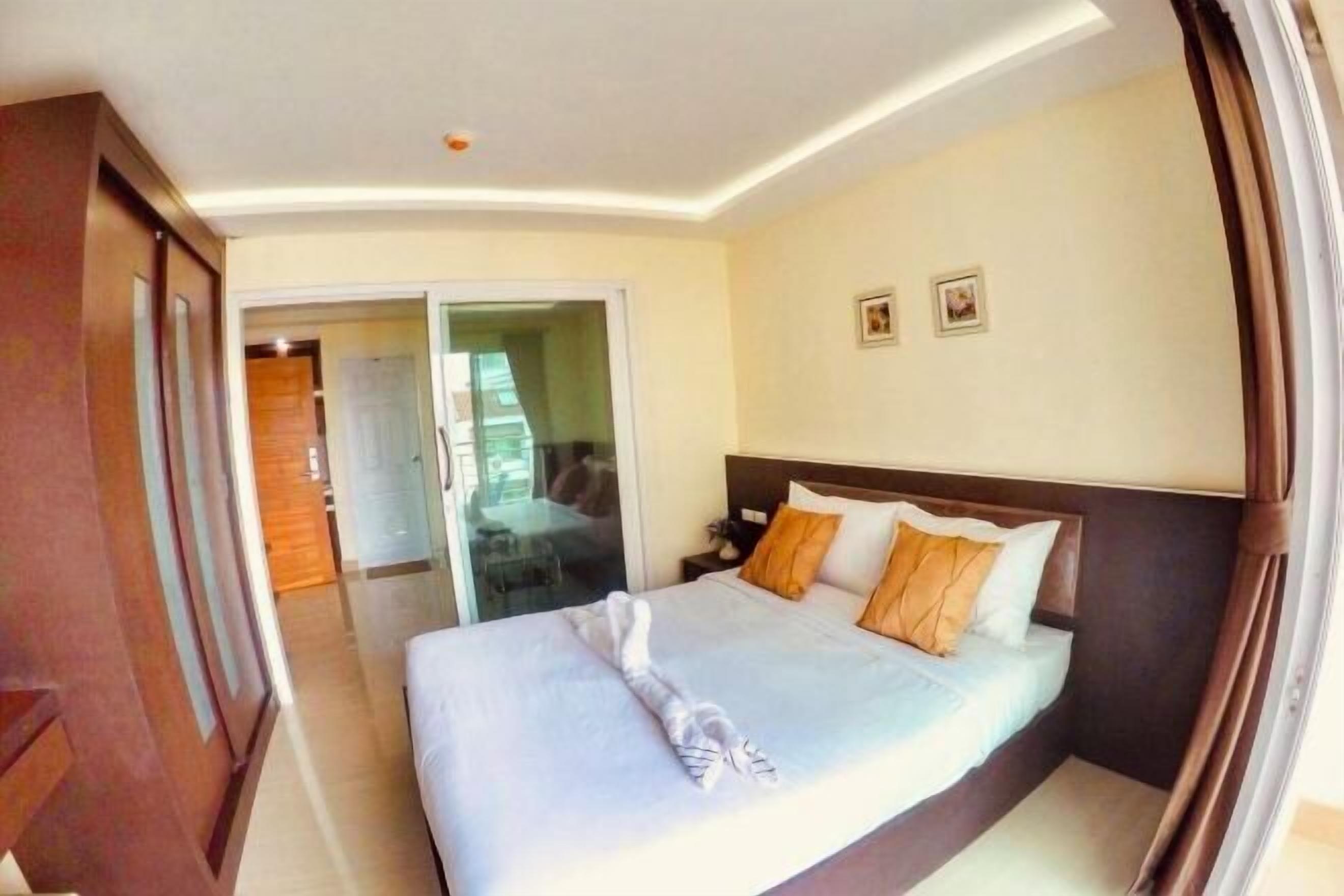 Desk, rollaway beds, free WiFi