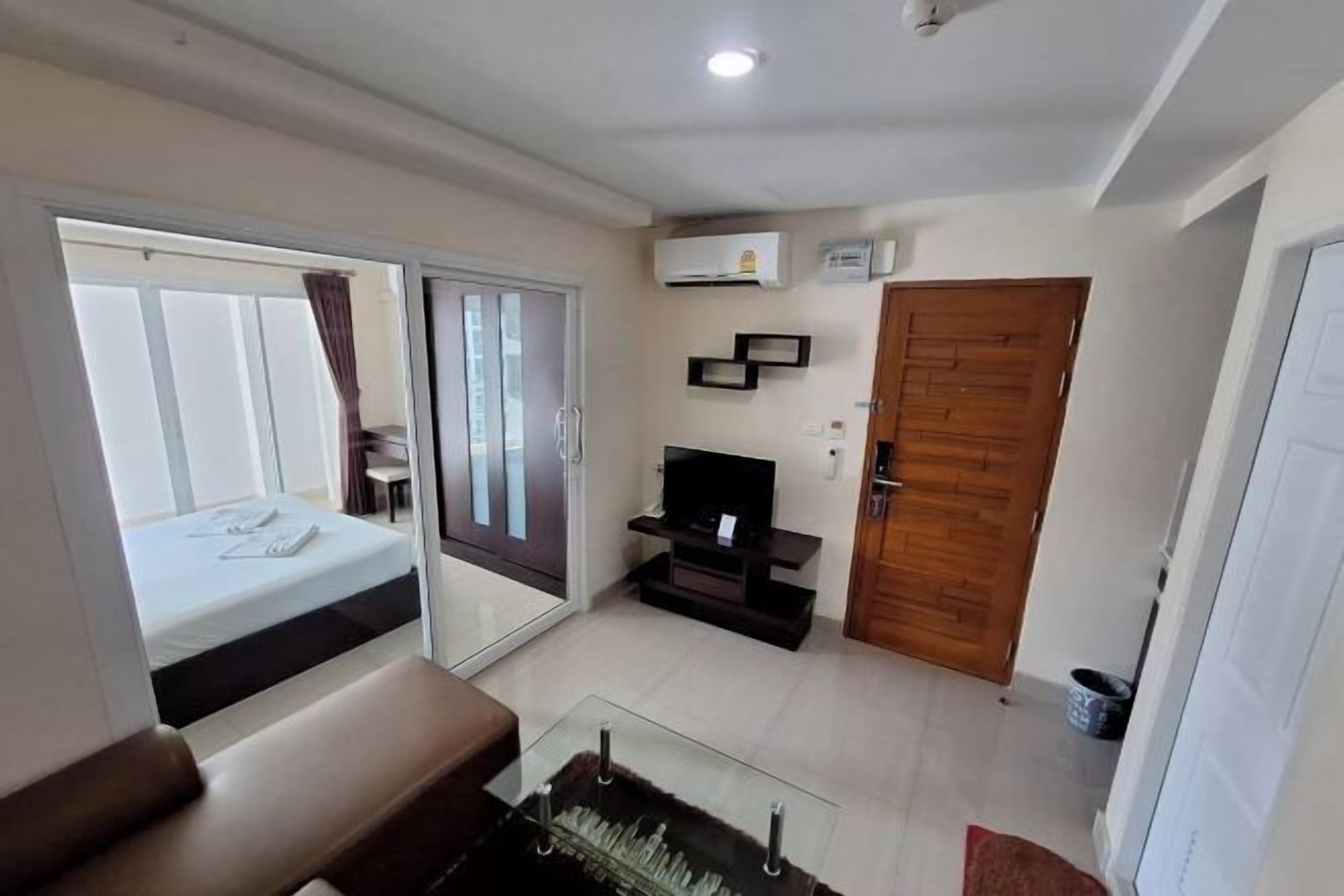 Desk, rollaway beds, free WiFi