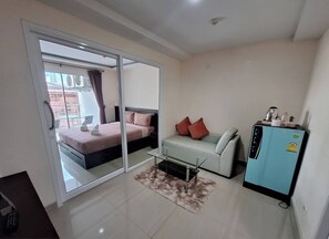 1-Bedroom Premium Room | Área de sala de estar | Televisión de pantalla plana 