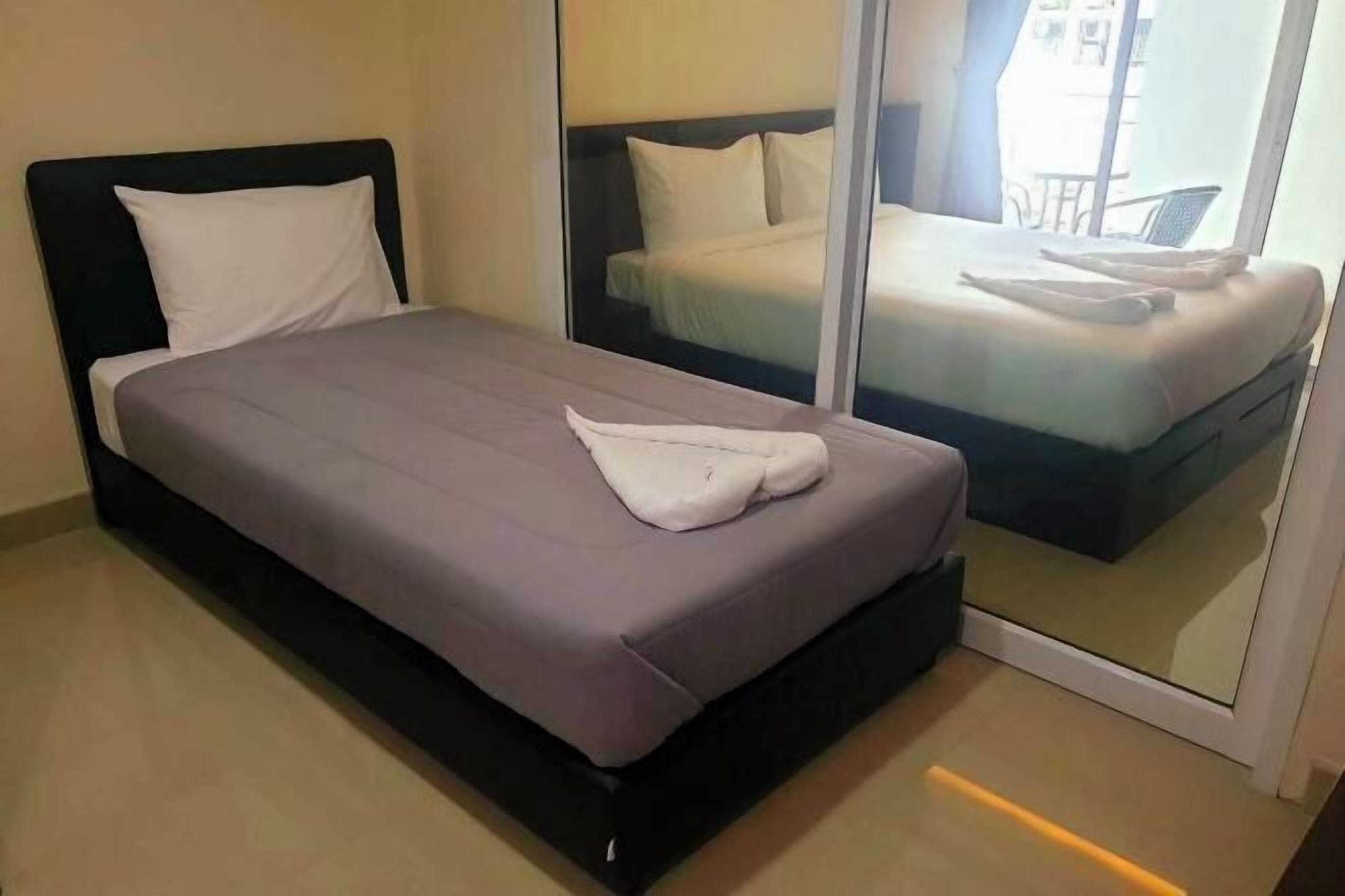 Desk, rollaway beds, free WiFi