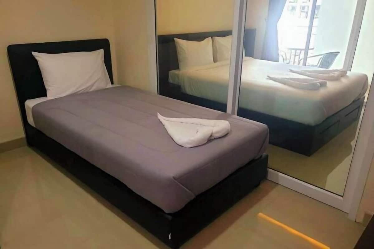 Desk, rollaway beds (surcharge), WiFi (free)