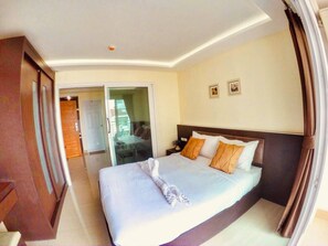 1-Bedroom Premium Room | 욕실 | 샤워 시설, 무료 세면용품, 헤어드라이어, 타월