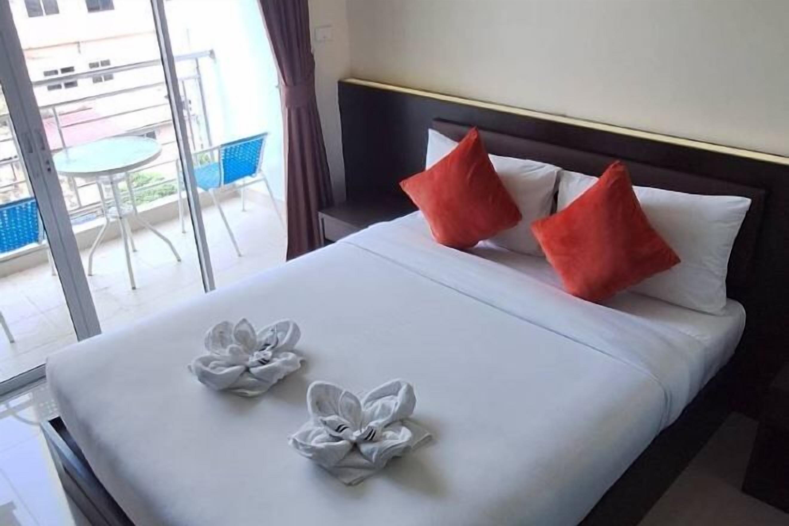 Desk, rollaway beds, free WiFi