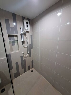 2-Bedroom Family Room | Bilik Mandi | Pancuran mandi, kelengkapan dandanan diri percuma, pengering rambut 