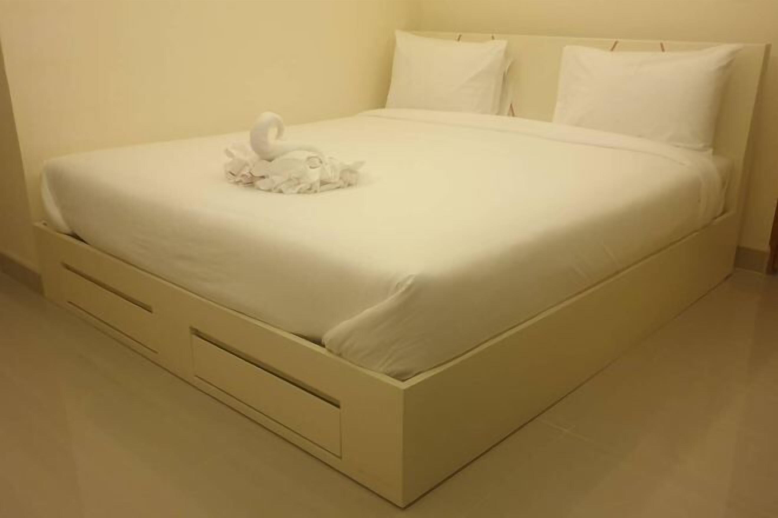 Desk, rollaway beds, free WiFi