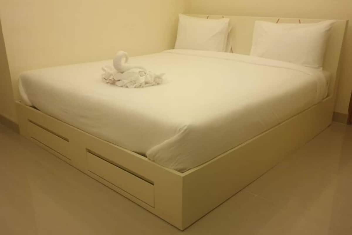 Desk, rollaway beds (surcharge), WiFi (free)