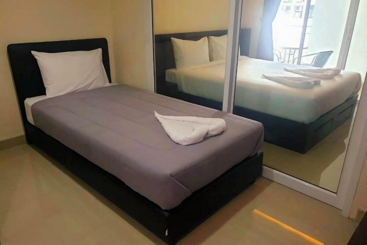 Desk, rollaway beds (surcharge), WiFi (free)