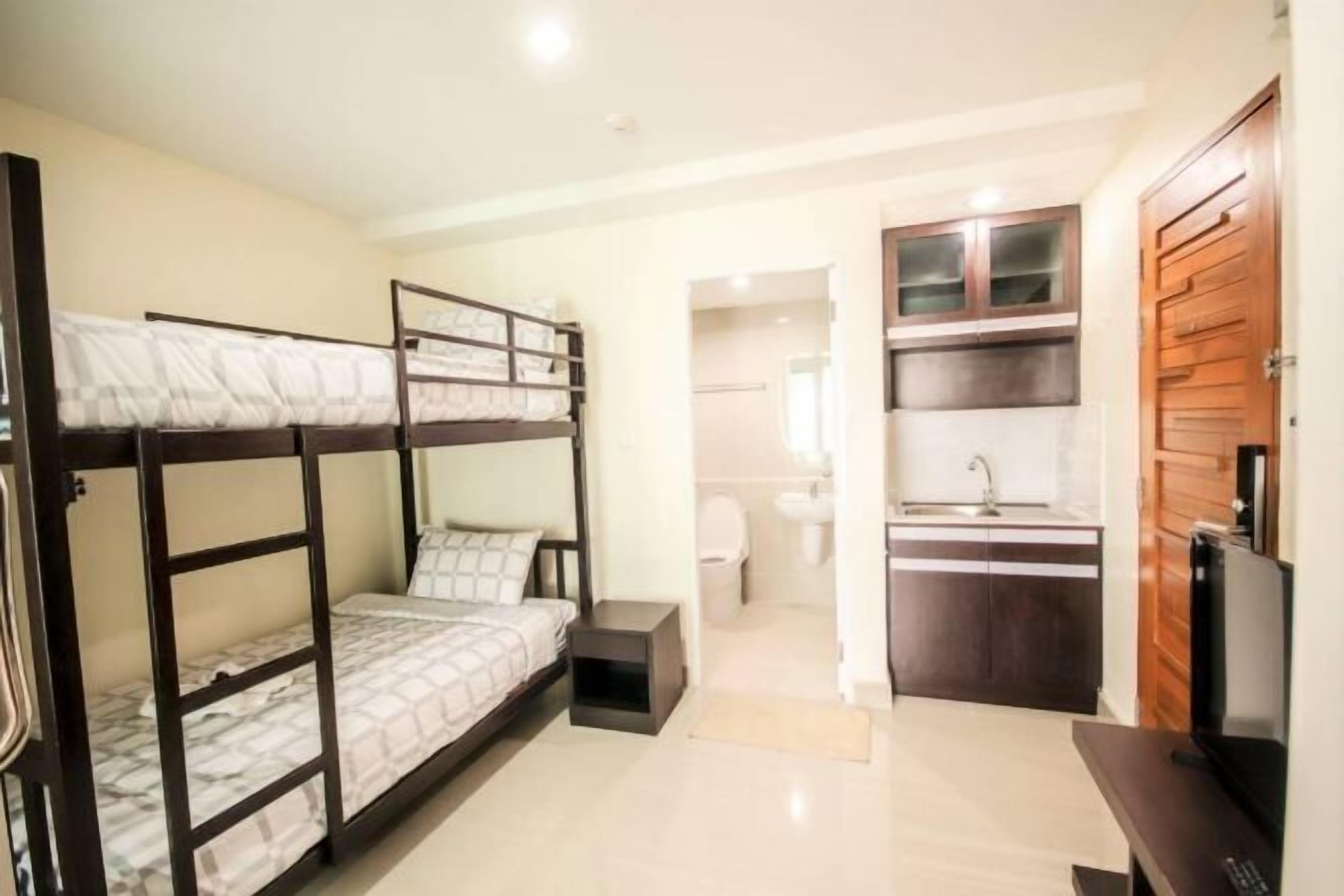 Desk, rollaway beds, free WiFi