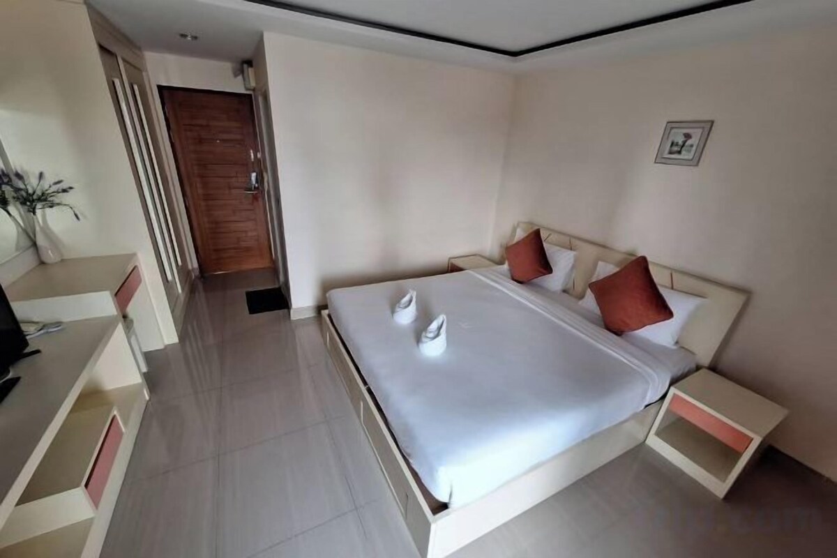 Desk, rollaway beds (surcharge), WiFi (free)
