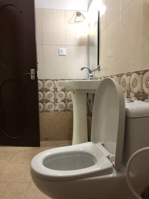 Basic-Zimmer, Raucher | Badezimmer | Dusche, Hausschuhe, Handtücher