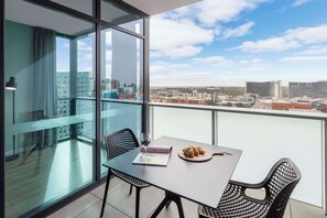 Een bureau, een strijkplank/strijkijzer, gratis babybedden, gratis wifi
