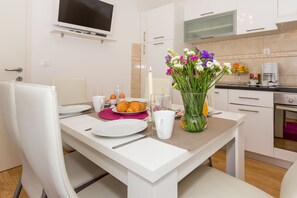 Appartement Standard, 2 grands lits, vue mer | Cuisine privée | Réfrigérateur, micro-ondes, plaque de cuisson, cafetière/bouilloire
