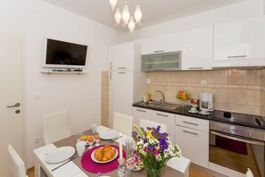 Standard Apartment, 2 Queen Beds, Sea View | Private kitchen - Ante apartments (Podstrana)
