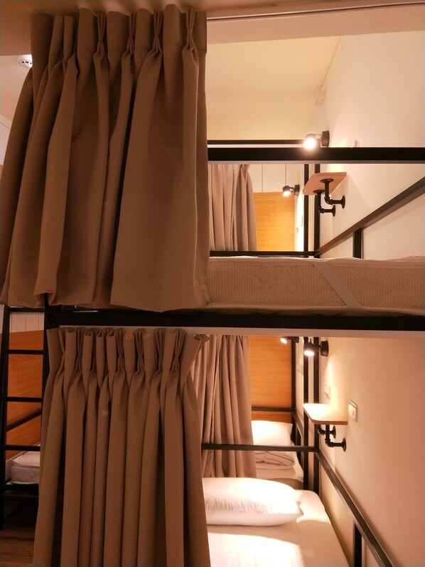 Dormitório compartilhado econômico, em dormitório misto, para não fumantes | Cortinas blackout, Wi-Fi de cortesia, roupa de cama
