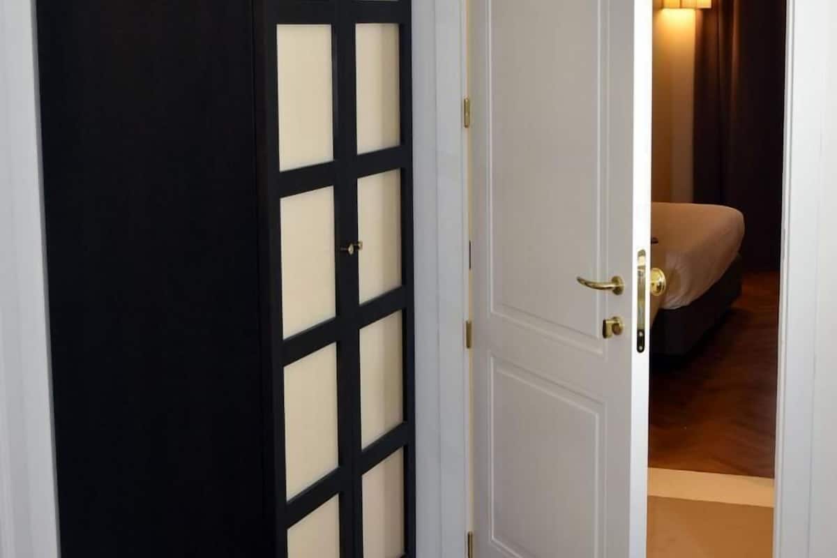 single room | 1 bedroom, minibar, in-room safe, desk