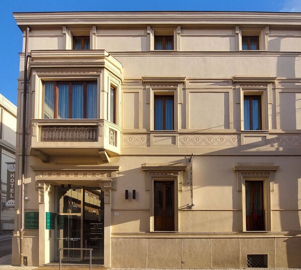 A hotel with a ground floor restaurant, a balcony, and a classic architectural style. - Torrione Hotel (Reggio Calabria)