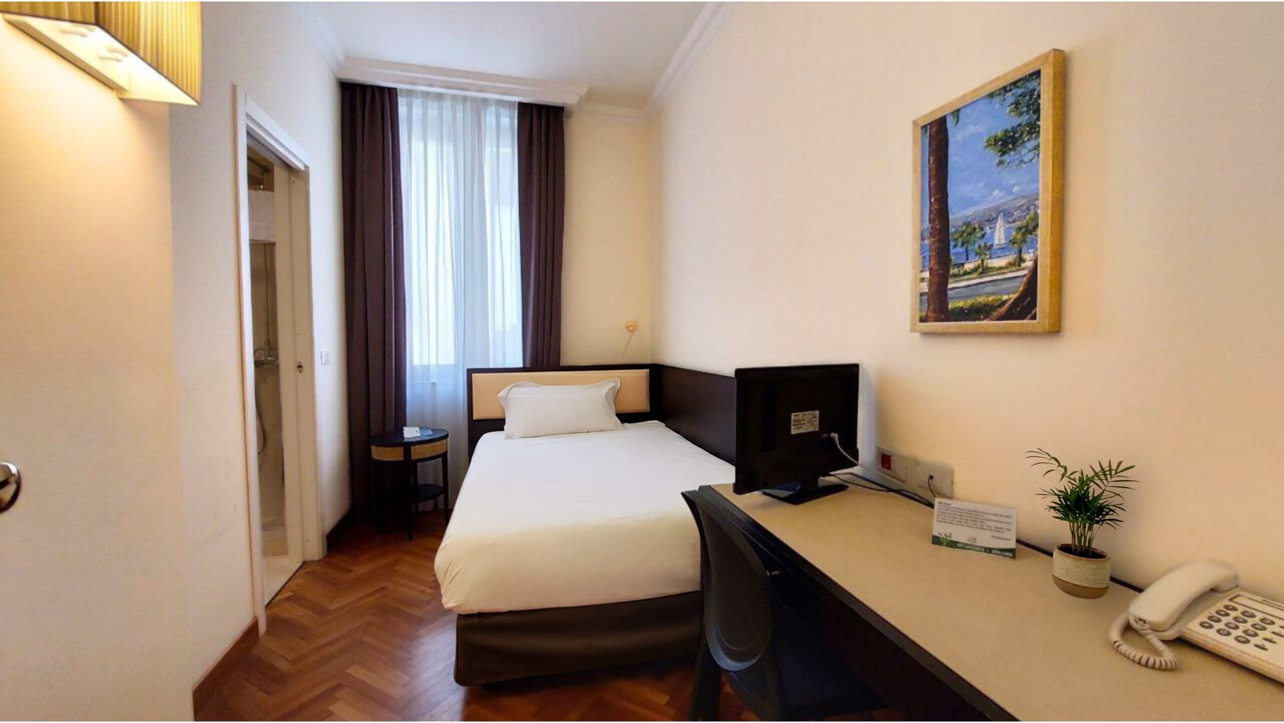 单人房 | 迷你吧、客房内保险箱、办公桌、笔记本电脑工作区