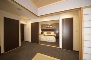 尊荣客房, 无烟房 | 客房内保险箱、办公桌、遮光窗帘、熨斗/熨板