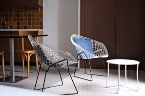 Studio, uitzicht op haven | Woonruimte | Flatscreentelevisie