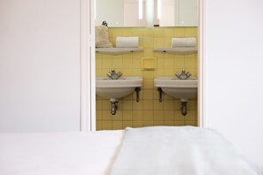 A bathroom with two sinks, a mirror, and a towel rack. - Résidence Le Beau Rivage (Bandol)