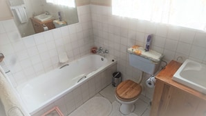 Grand House | Bathroom | Deep soaking tub, hair dryer, towels - Graskop Sunset Holiday Home (Graskop)