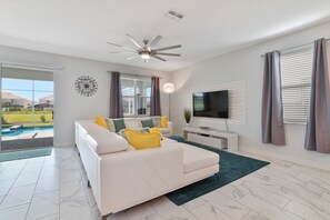 Smart TV, DVD player, foosball, table tennis - ChampionsGate, 9 Bed Luxury Exec Villa, Sleeps 26, Pool & Spa Heat Included (ChampionsGate)