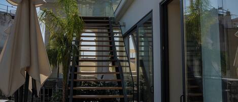 Entrada de un hotel con una escalera que lleva a un edificio blanco con cúpula.