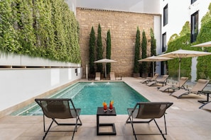 Outdoor pool - H10 Palacio Colomera (Córdoba)