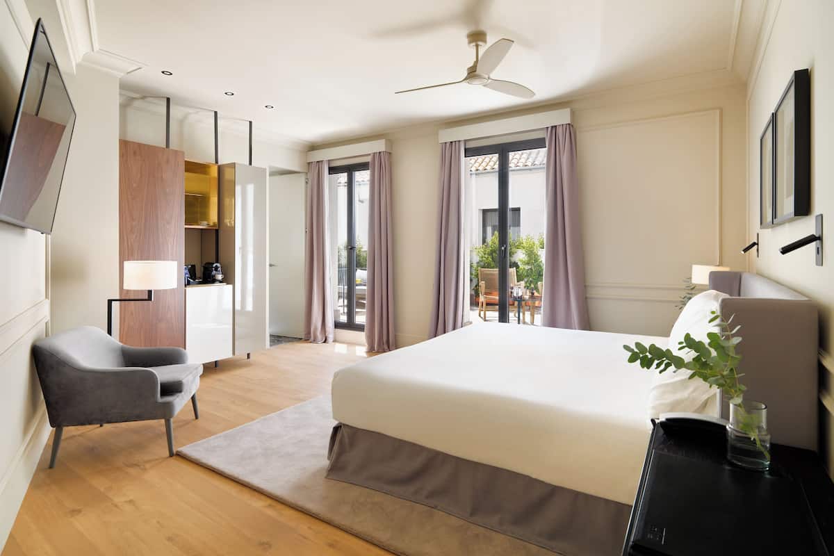 family room | 1 bedroom, premium bedding, down duvets, minibar