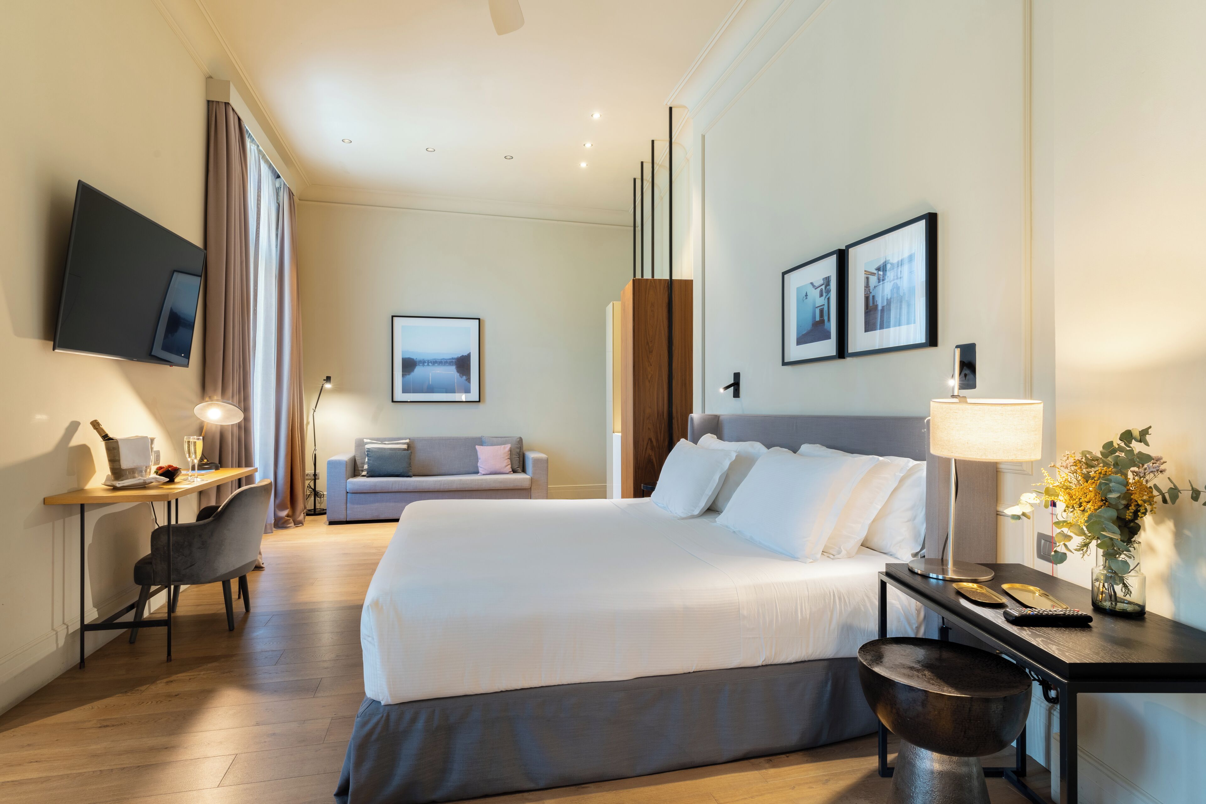 Ropa de cama de alta calidad, edredones de plumas, minibar y caja fuerte