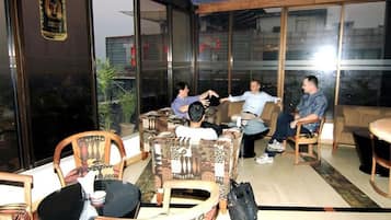 供應早餐、午餐、晚餐;多國菜