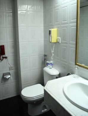 Shower, free toiletries, hair dryer, towels - Hotel La Vinci (Dhaka)