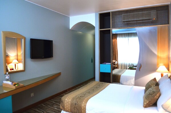 Individually decorated, individually furnished, desk, blackout curtains - Hotel La Vinci (Dhaka)