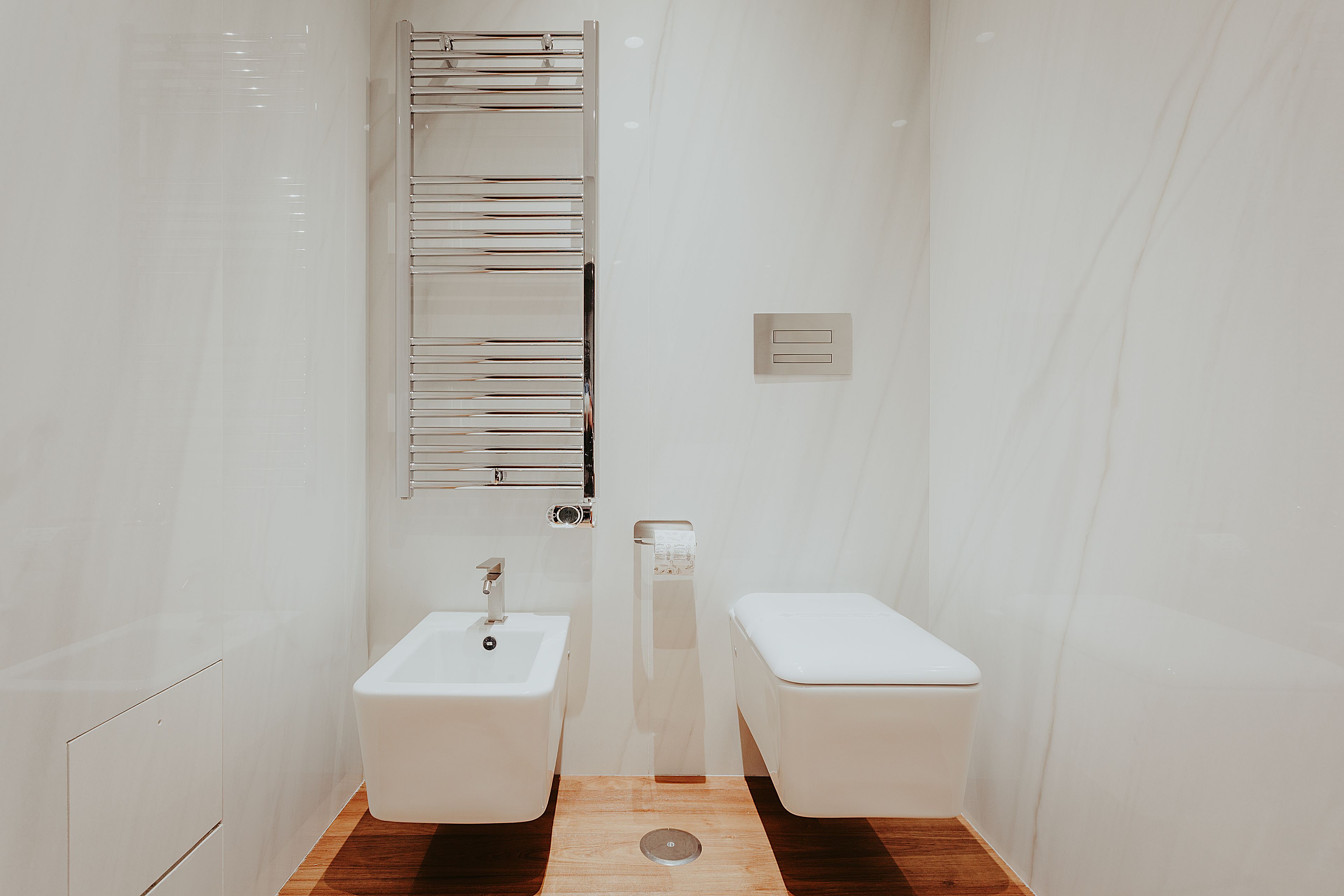 Dusch, duschhuvud med massagefunktion, hårtork och tofflor