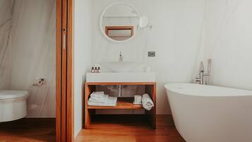 Suite Junior | Salle de bain | Douche, douche hydromassante, sèche-cheveux, chaussons