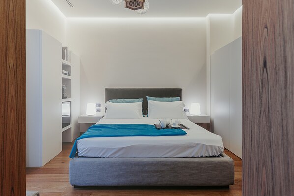 ميني بار وخزنة داخل الغرفة وبديكورات فريدة لكل غرفة وطراز فريد لكل وحدة