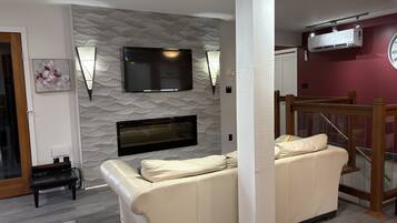 Een smart-tv en een open haard