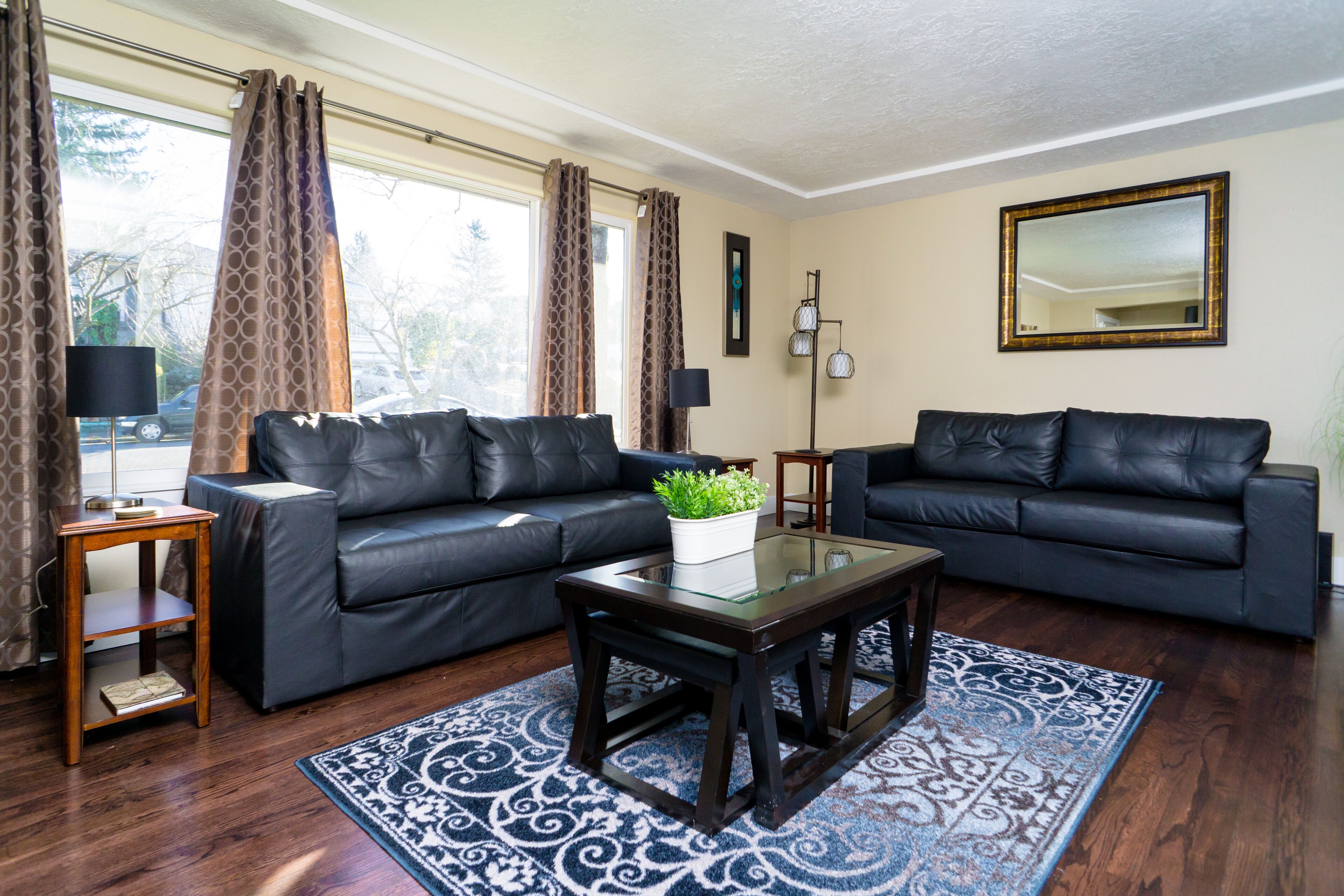 Contemporary Portland Home - 15 minutes to Everything - King Bed 