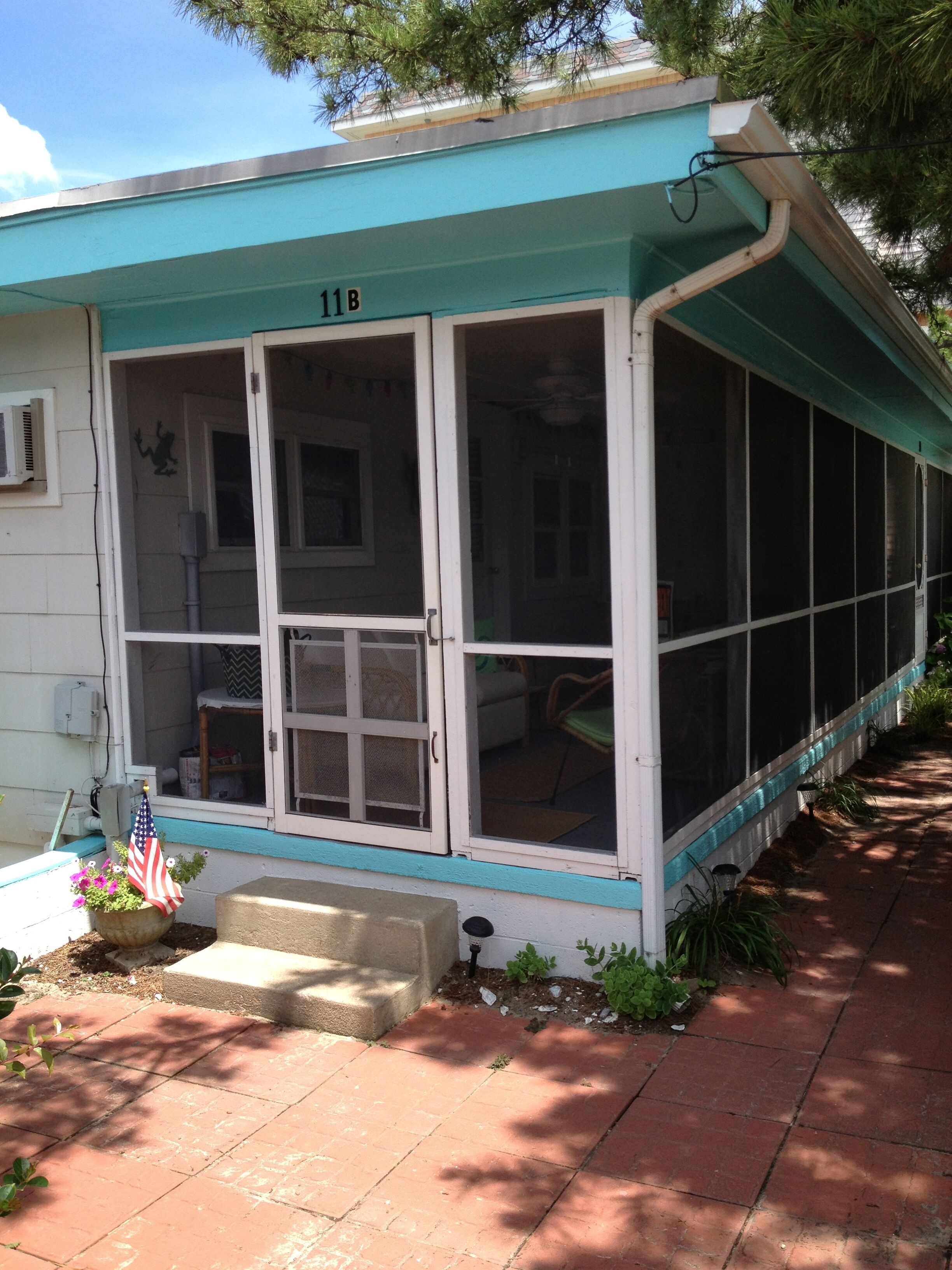 Ocean Block Cozy Beach Cottage   -Steps from the beach