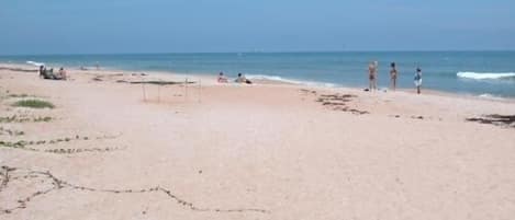在海滩、沙滩椅、沙滩毛巾