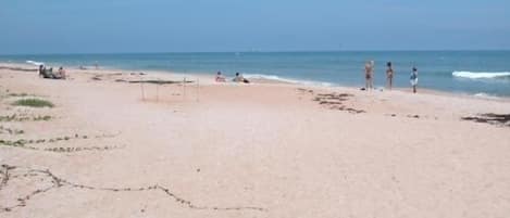 En la playa, sillas reclinables de playa, toallas de playa