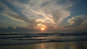 Plage, chaises longues, serviettes de plage