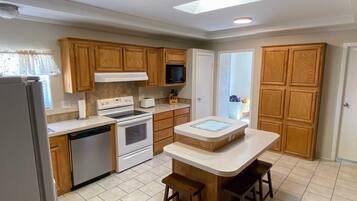 Frigorífic, microones, forn i placa de cuina