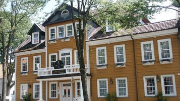 Vista frontal de la propiedad