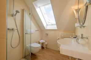 Classic Single Room, 1 Large Single Bed, Non Smoking, Allergy Friendly | Bathroom | Shower, towels - Harzhotel Zum Prinzen (Clausthal-Zellerfeld)